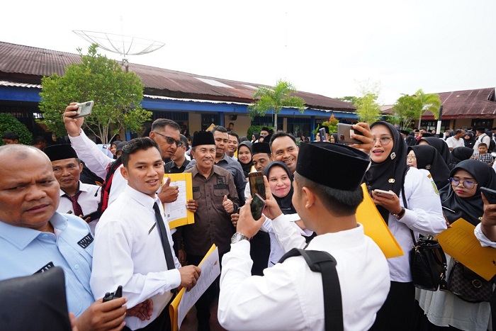 Gembira Riang 588 Guru di Rohil Setelah Menerima SK PPPK dari Gubernur Syamsuar