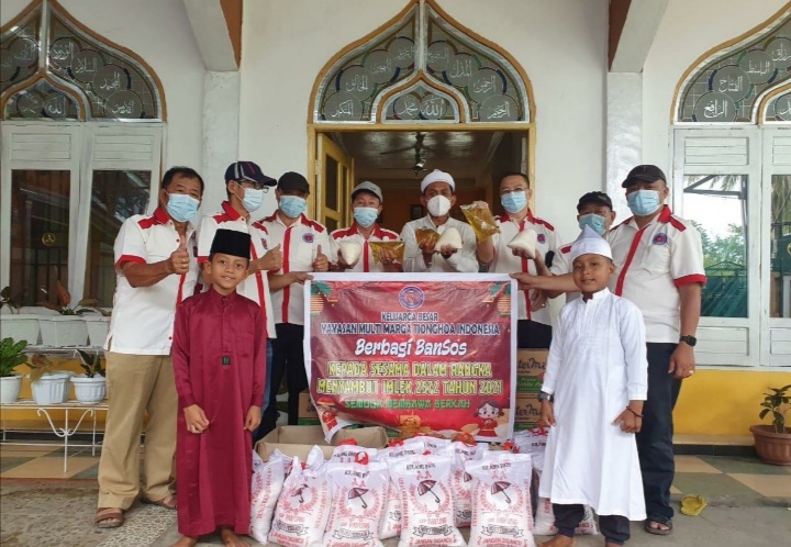 Jelang Imlek 2572, YMMTI Berbagi Sembako Ke Ponpes dan Panti Asuhan
