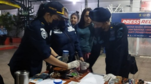 Razia Isidentil, Petugas Gabungan Bersihkan Kamar Warga Binaan Dari Barang Berbahaya