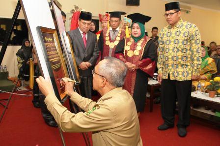 Hadiri Pengukuhan Guru Besar, Plt Gubri : Unilak Harus Siapkan SDM Hadapi MEA