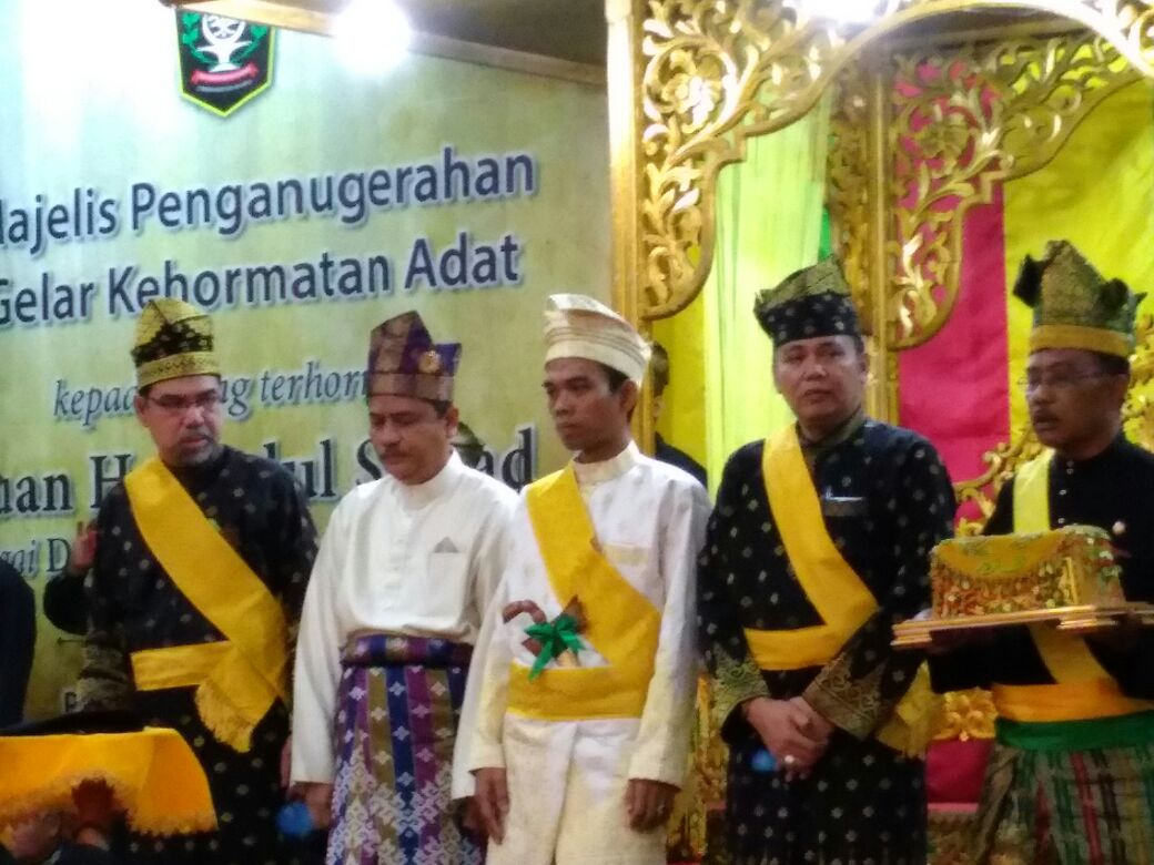 Dianugerahi Gelar Adat dari LAM, Andi Rachman Sebut UAS Ulama Kebanggaan Riau