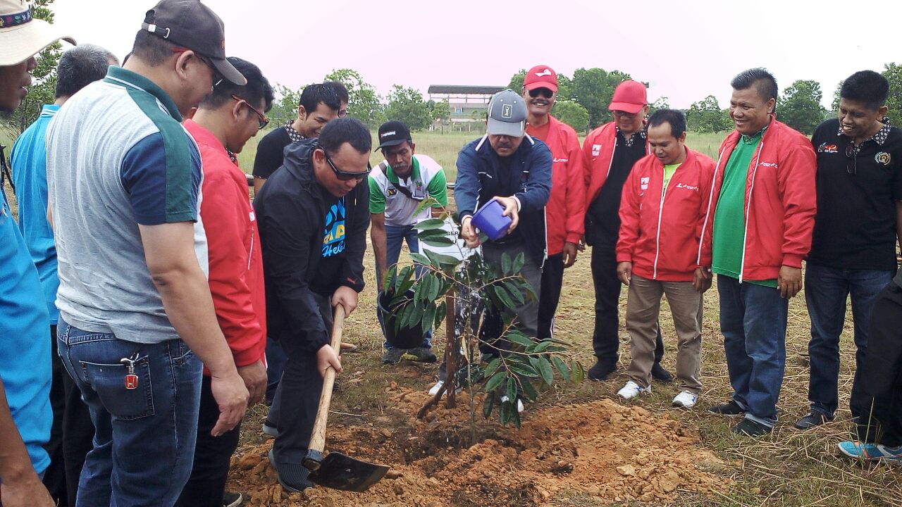 Tanam Pohon Buah-Buahan PWI Riau Hijaukan Stadion Utama Riau Lewat Go Green