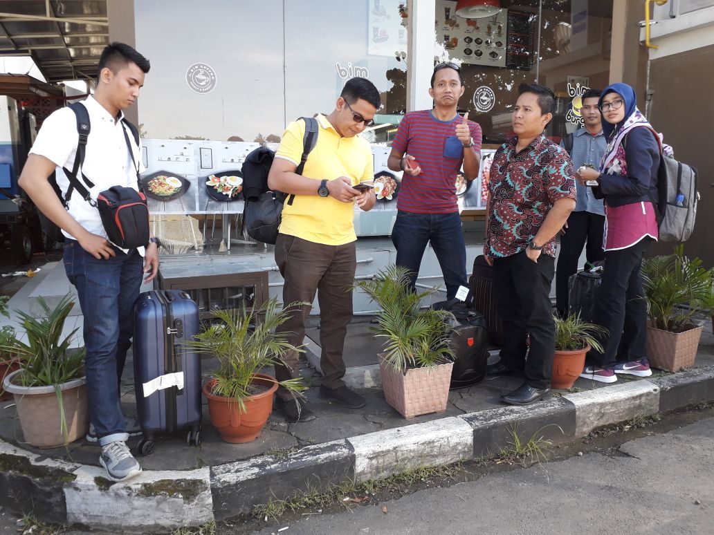 Debat Konstitusi Regional Barat, Tim Fak Hukum UIR Hadapi Unila dan UNPadang