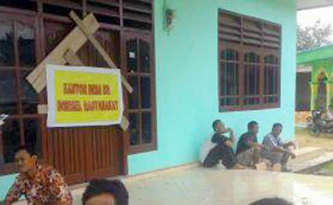 Protes ADD dipotong, Warga segel kantor desa  