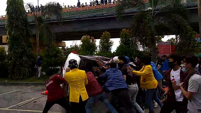 Aksi Demo di Pekanbaru, Massa Rusak Mobil Polisi