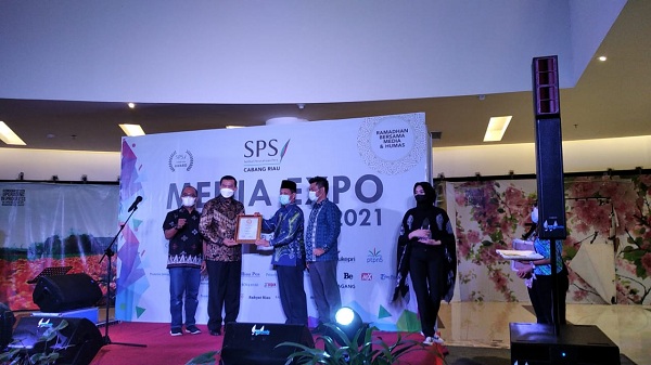 Gubri dan 5 Kepala Daerah se-Riau Terima SPS Award