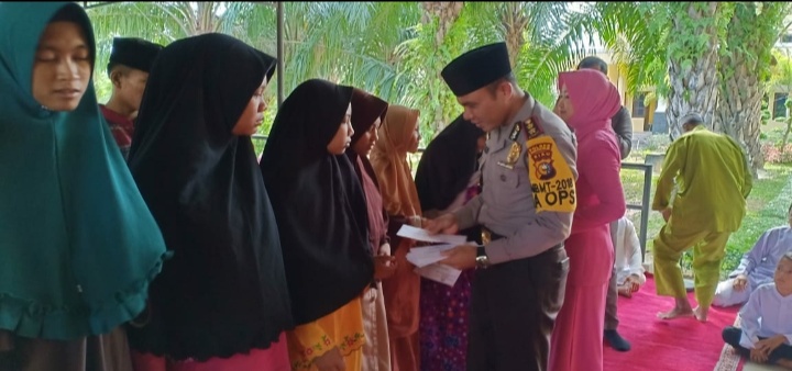 Polres Rohil Bagikan Zakat Profesi Dan Zakat Fitrah