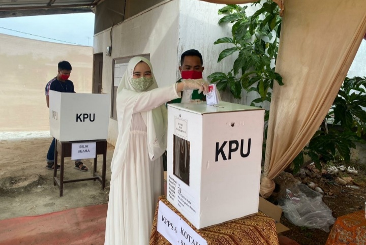 Empat Paslon Bupati Pelalawan Gunakan Hak Pilihnya, Zukri Unggul di TPS Bupati Harris