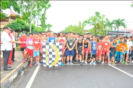 Dilepas Bupati Yopi, 700 Peserta Ikuti Lomba Lari 10 K