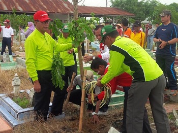 Pemkab Rohil Tanami Pohon Ketapang Kencana di TPU Baja 