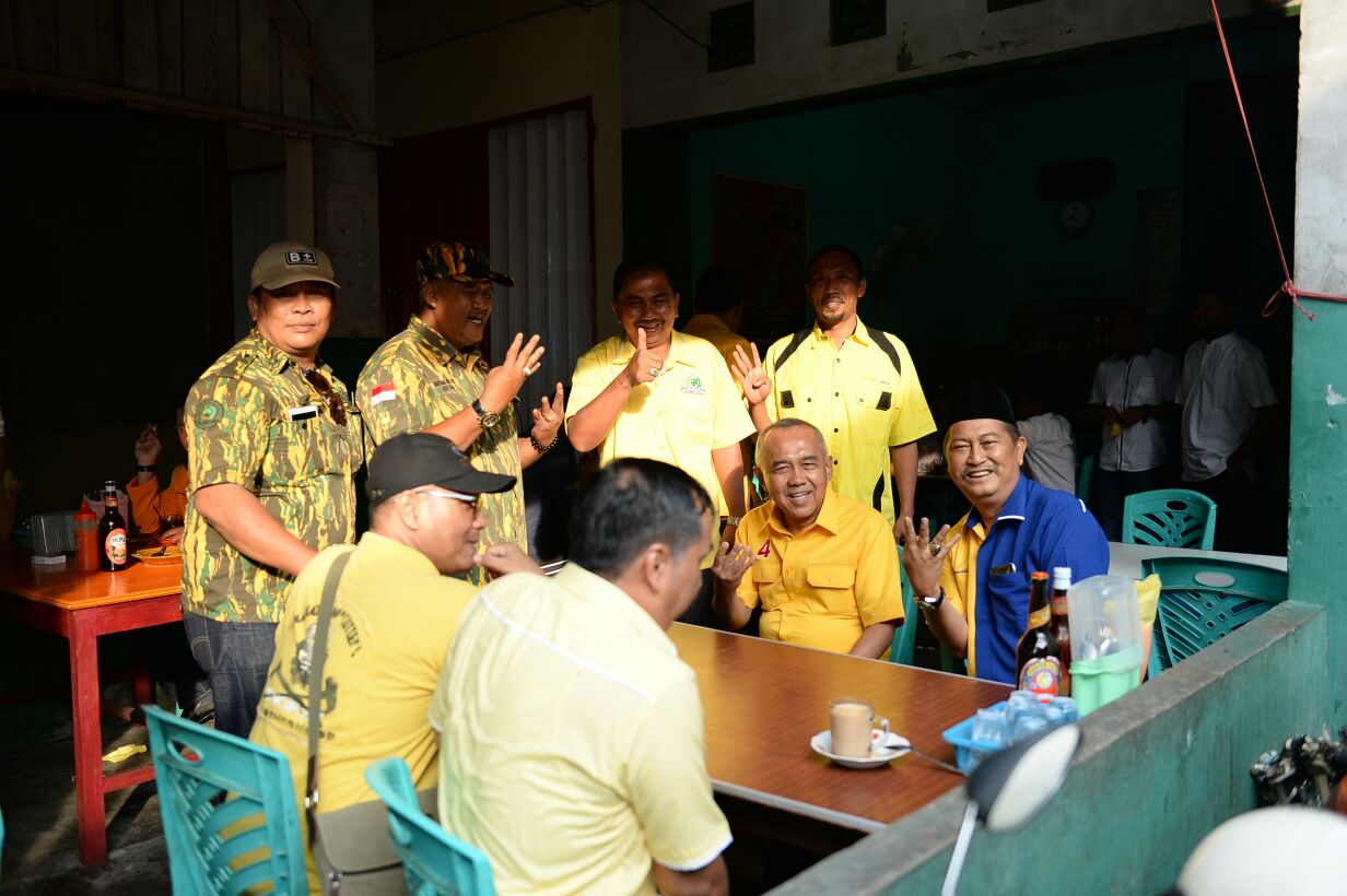 Bersama Syamsudin Uti, Andi Rachman Ngopi Bareng di Pasar Parit 11 Tembilahan