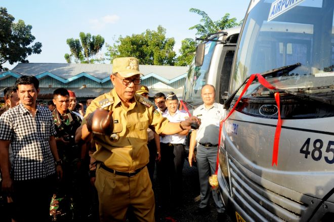 Bupati Kampar Launching Bus Damri Angkutan Bangkinang - Bandara SSQ II Pekanbaru