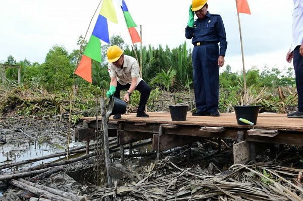 Gubernur Riau Serahkan RLH Korban Abrasi di Inhil