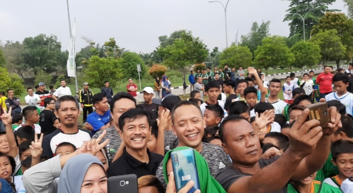 Indra Sjafri Hadir di PTPN V Coaching Gratis Siswa SSB Riau Bekerjasama dengan PT Pegadaian (Persero