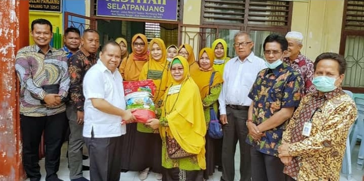 Bupati Irwan Serahkan Bantuan Untuk Anak Yatim  di Panti Asuhan Aisyiyah Selatpanjang