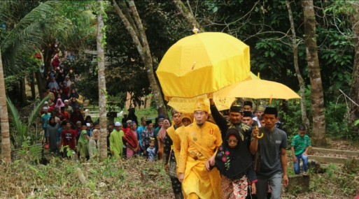 Lebur Bersama Masyarakat Raja Rantau Kampar Kiri Ikuti Prosesi Semah Antau di Tanjung Beringin