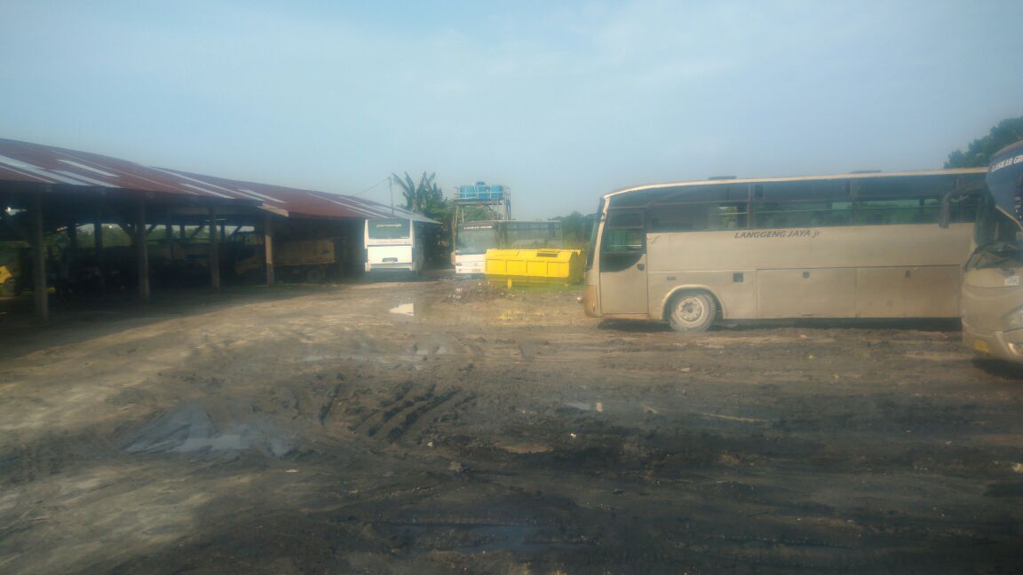 Diduga Bus Karyawan Milik RAPP Jadikan Workshop Pemkab Pelalawan Tempat Parkir Gratis