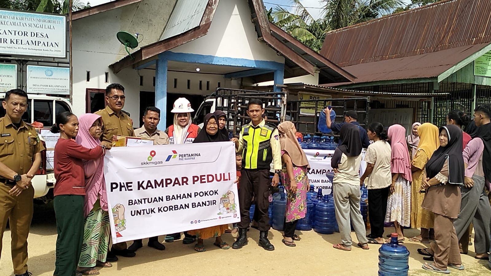 PHE Kampar Salurkan Bantuan ke Lima Desa di Indragiri Hulu Untuk Warga Terdampak Banjir