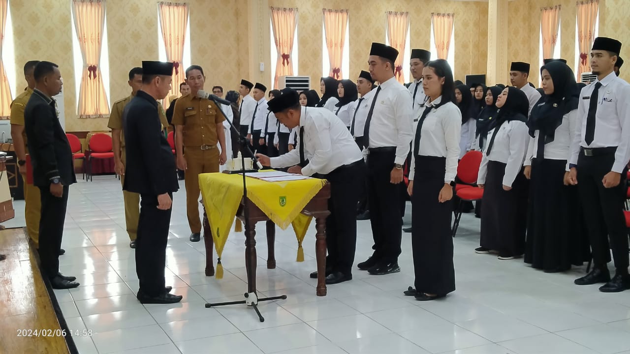 Serahkan 84 SK PNS Formasi Tahun 2021, Bupati : Jalankan Tugas Sesuai Dengan Sumpah Yang Diucapkan