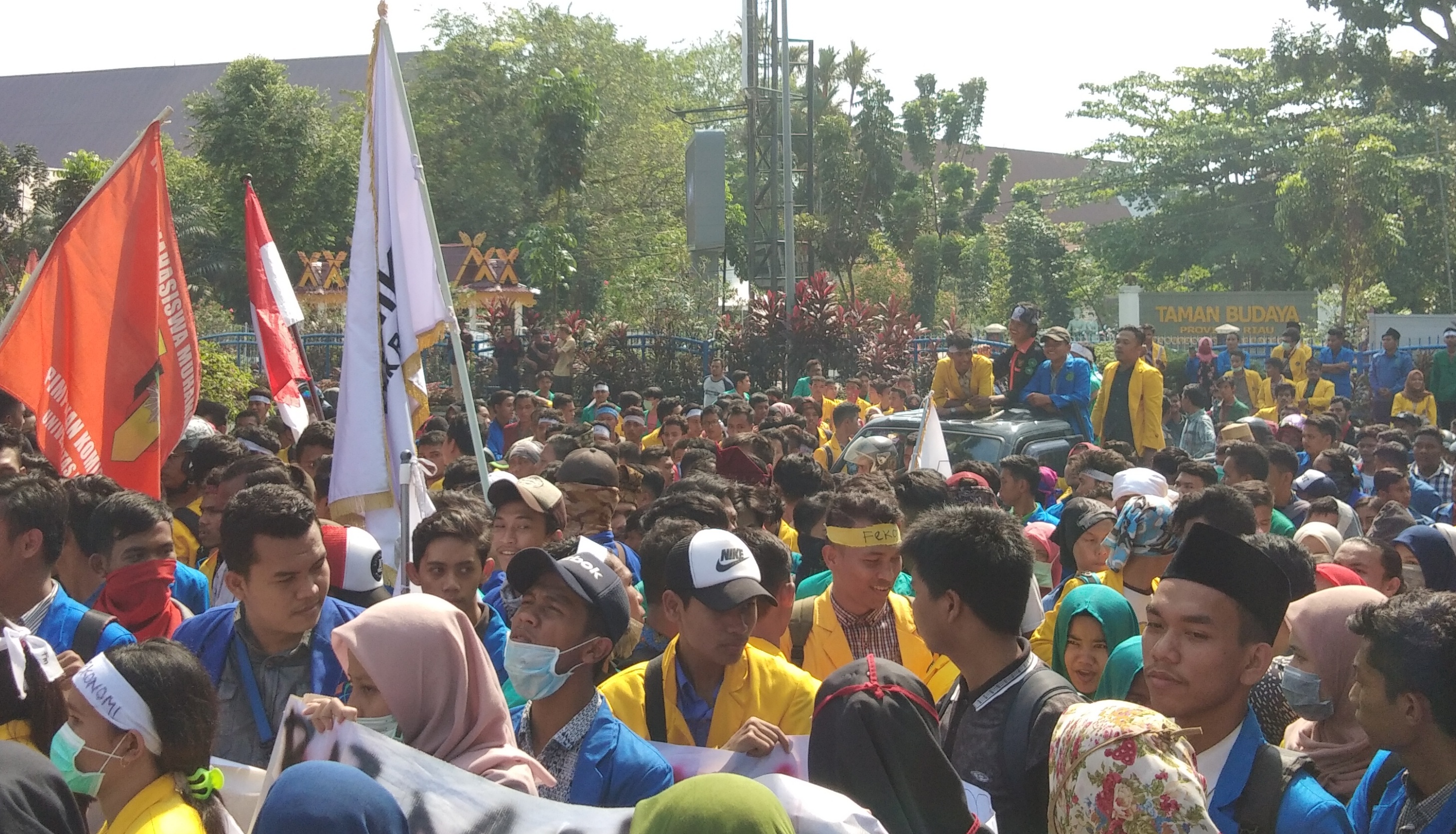 Blokir Jalan, BEM Se Riau Gelar Aksi di Kantor DPRD Riau
