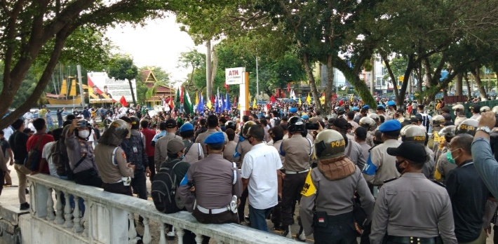 Mahasiswa Kembali Kepung DPRD Riau Tolak UU Cipta Kerja