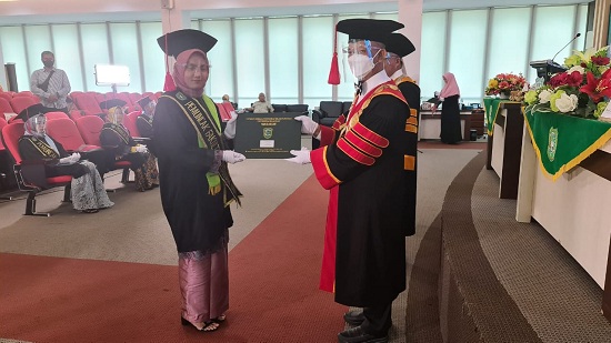 UIR Wisuda 1.703 Mahasiswa, Dwi Yolanda Yulvi Raih IPK 3,89
