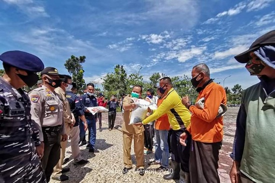 Serahkan Bantuan Kepada Masyarakat Kurang Mampu, Bupati Irwan Minta Diperhatikan Tukang Ojek dan Gur