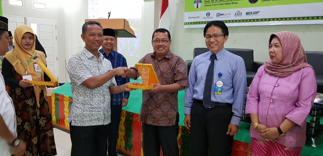 Rektor UIR Buka Seminar Syariah, Dekan FAI Beberkan Lima Komponen Perbaikan Ekonomi Umat