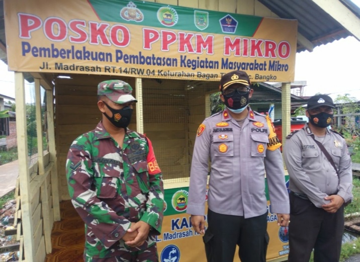 Wakapolres Rohil Serahkan Bantuan Kepada Masyarakat Terpapar Covid-19