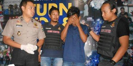 Akal Bulus penjual cendol Keliling Mengelilingi Lekukan Tubuh Siswi SMP