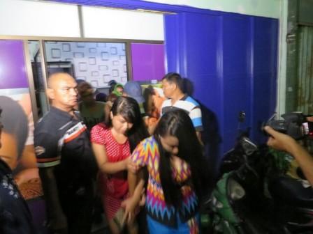 Begini Reaksi Puluhan Wanita Muda Saat Polisi Merajia Panti Pijat