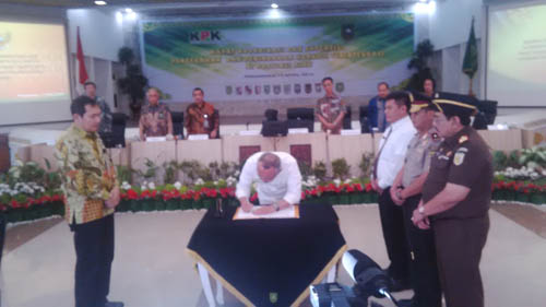 Disaksikan Wakil Ketua KPK, Plt Gubri dan Para Bupati di Riau Tanda Tangani MoU Pencegahan Korupsi